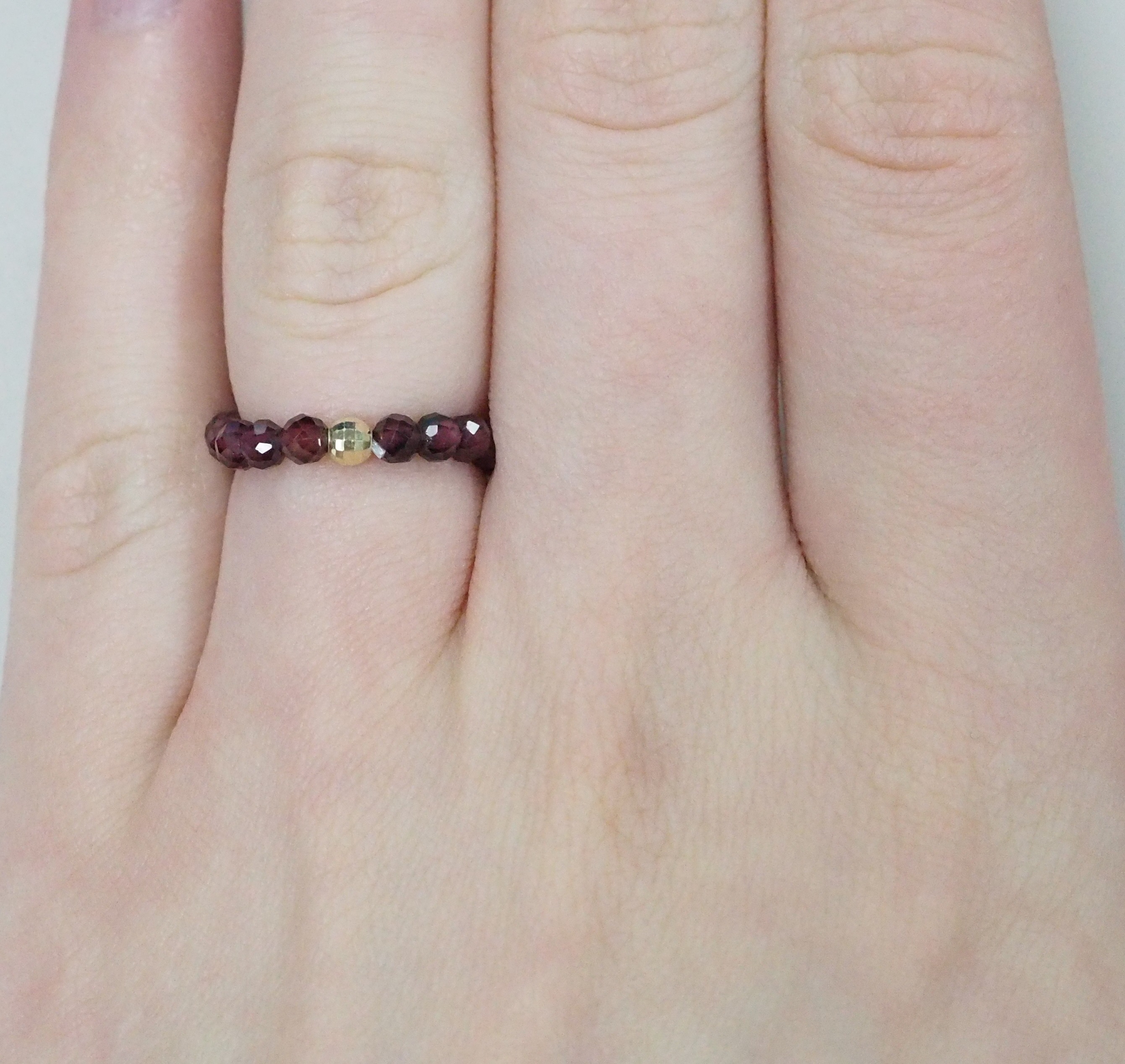 Кольцо из желтого золота с гранатами